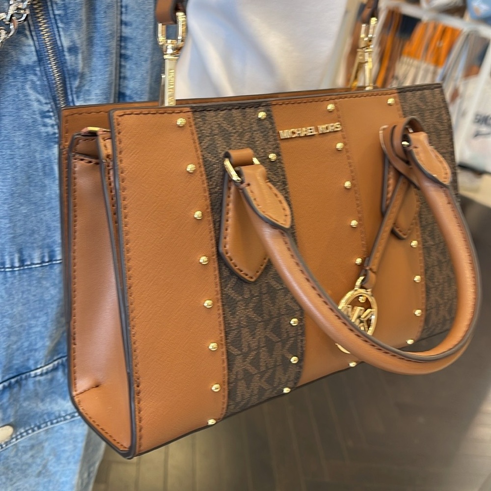 MICHAEL KORS Sheila Sm Studded Patchwork Signature Logo CZ Satchel Crossbody
NWT - Picture 14 of 16